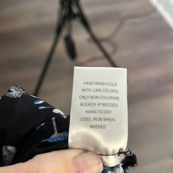 DR2 Black and Blue Floral Short Sleeve Blouse Size XS - Picture 9 of 9